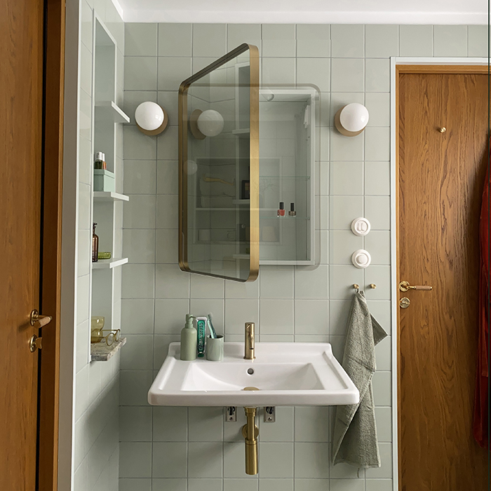 Openable cabinet mirror in brass Öppningsbart spegelskåp i mässing handikappanpassat badrum