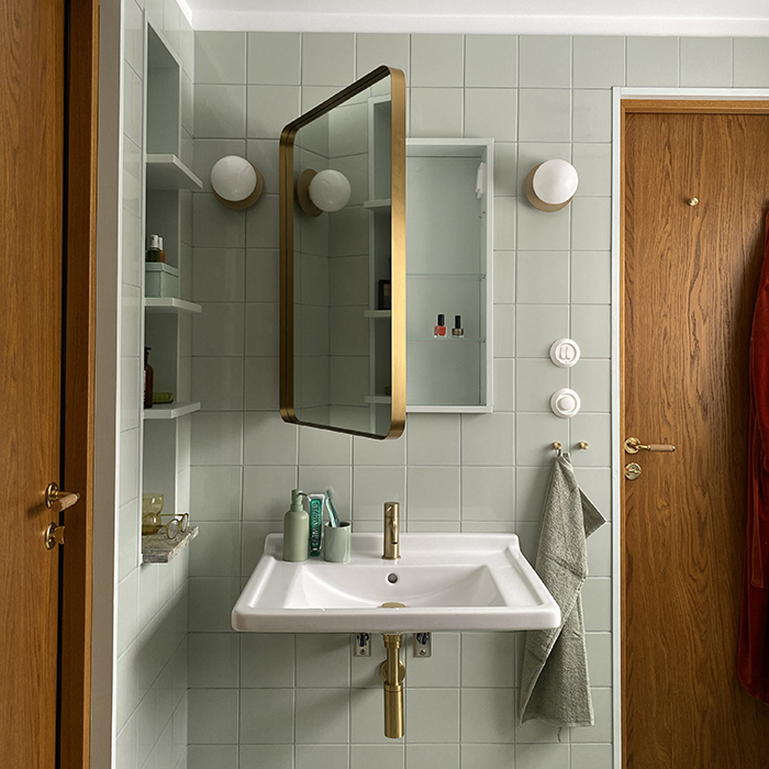 Openable cabinet mirror in brass Öppningsbart spegelskåp i mässing