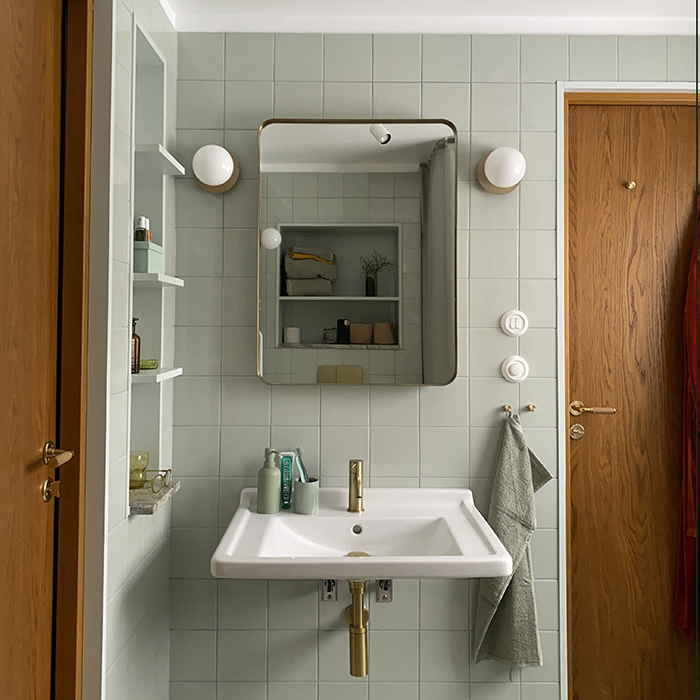 Openable cabinet mirror in brass Öppningsbart spegelskåp i mässing